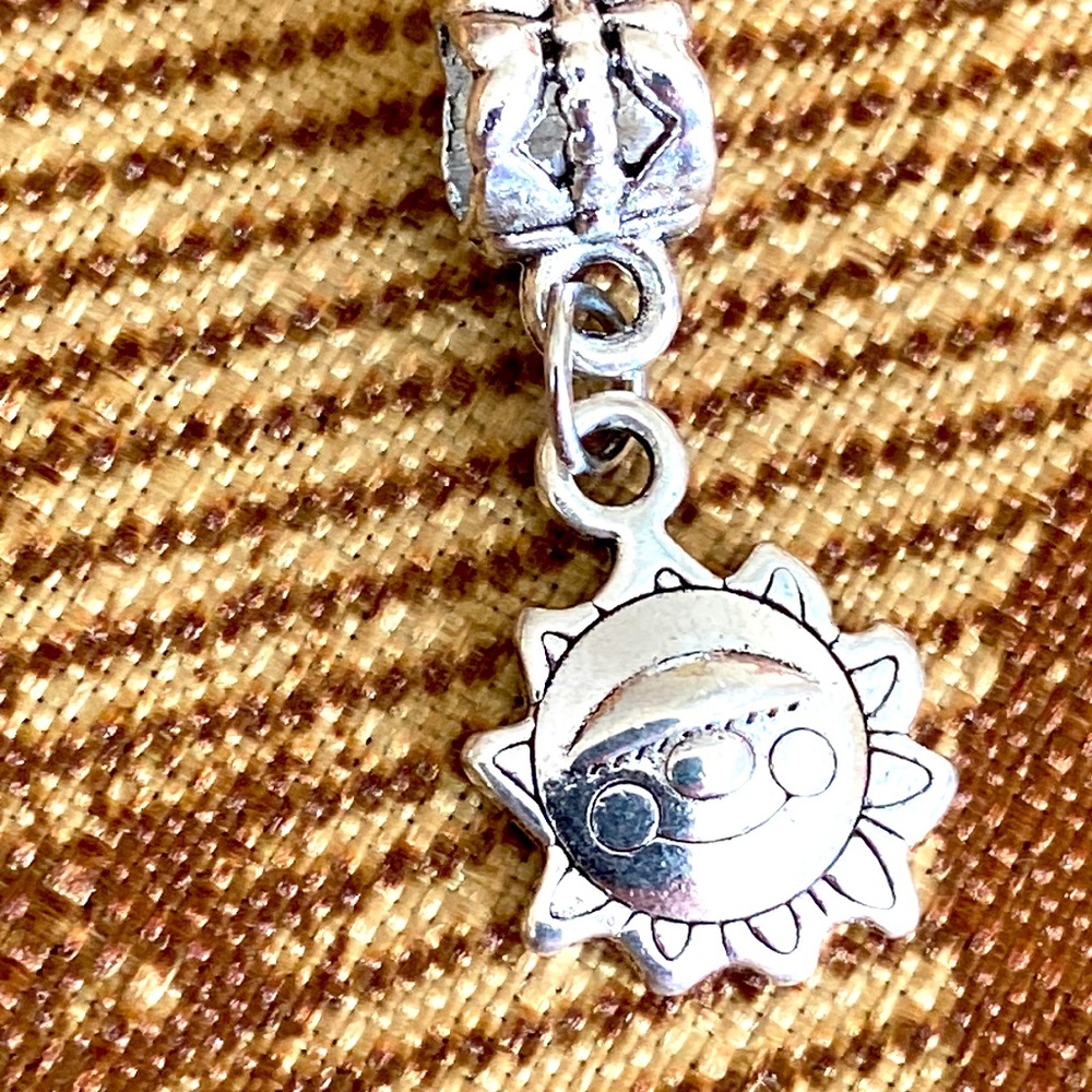 5/$10❤️❤️❤️NWTs TiBetan Silver Sunshine Charm